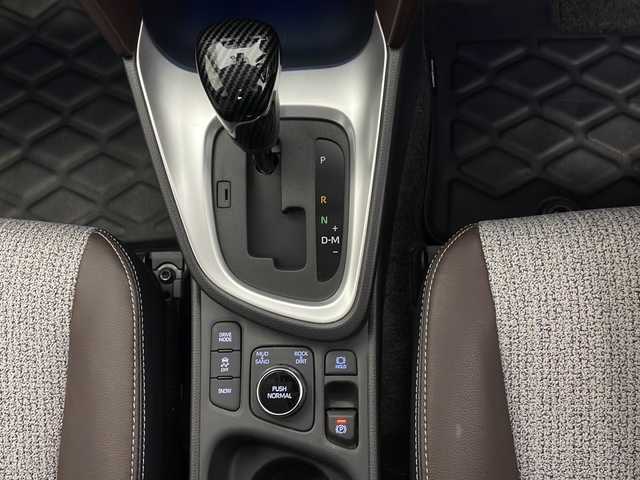 トヨタ ヤリスクロス Z 長野県 2020(令2)年 3.2万km ホワイトパールクリスタルシャイン ４WD/モデリスタエアロ/ディスプレイオーディオ/ナビキット/CD/DVDデッキ/　BT/USB/Miracast/バックカメラ/ビルトインETC/前後ドライブレコーダー/前席シートヒーター /トヨタセーフティセンス/プリクラッシュセーフティ/レーダークルーズコントロール/レーンディパーチャーアラート /クリアランスソナー/オートマチックハイビーム/ダウンヒルアシストコントロール/LEDヘッドライト/フォグライト/オートライト/プッシュスタート/スマートキー/純正フロアマット/・社外AW付スタッドレス積込(205/65/R16)/・保証書、取説