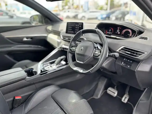 プジョー ５００８ GT ブルーHDi 滋賀県 2022(令4)年 3.1万km グレーⅡ ・サンルーフ/・アダプティブクルーズコントロール/・純正ディスプレイオーディオ/（BT/USB/CarPlay）/・バックカメラ／サイドカメラ/・半革シート／シートヒーター/・前後ドライブレコーダー/・ＥＴＣ/・純正１８ＡＷ/・レーンキープアシスト/・電動テールゲート/・運転席マッサージ機能付き/・オートマチックハイビーム