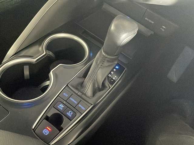 トヨタ カムリ WSレザーパッケージ 沖縄県 2019(平31)年 3.7万km エモーショナルレッドⅡ 禁煙車/純正ナビ付ディスプレイオーディオ(BT/フルセグ/ラジオ/CD/DVD/AUX/USB/Carplay)/BSM（ブラインドスポットモニター）/HUD（ヘッドアップディスプレイ）/トヨタセーフティーセンス/プリクラッシュブレーキ/クリアランスソナー/オートハイビーム/レーダークルーズコントロール/シートヒーター(D/N席)/パワーシート（D/N席）/レザーシート/パドルシフト/ビルドインETC/社外ドラレコ（前後）/電子パーキングブレーキ/オートホールド/LEDヘッドライト/純正18インチアルミホイール/純正フロアマット/純正ドアバイザー/革巻きステアリング/スペアキー