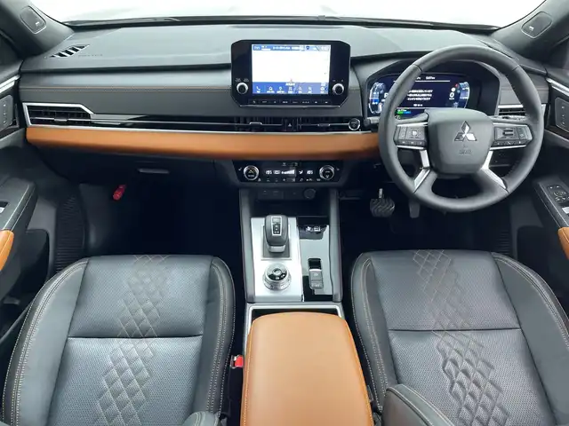 三菱 アウトランダー ＰＨＥＶ P 鹿児島県 2022(令4)年 4.1万km 茶 純正ナビ/（BT/フルセグTV）/パドルシフト/BOSEプレミアムサウンド/アラウンドビューモニター/マイパイロット/ブラインドスポットモニター/電動リアゲート/レザーシート/シートヒーター/パワーシート/ステアリングヒーター/オートライト/オートマチックハイビーム/スマートキー/プッシュスタート/リアサンシェード