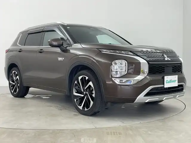 三菱 アウトランダー ＰＨＥＶ P 鹿児島県 2022(令4)年 4.1万km 茶 純正ナビ/（BT/フルセグTV）/パドルシフト/BOSEプレミアムサウンド/アラウンドビューモニター/マイパイロット/ブラインドスポットモニター/電動リアゲート/レザーシート/シートヒーター/パワーシート/ステアリングヒーター/オートライト/オートマチックハイビーム/スマートキー/プッシュスタート/リアサンシェード