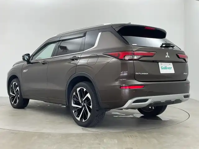 三菱 アウトランダー ＰＨＥＶ P 鹿児島県 2022(令4)年 4.1万km 茶 純正ナビ/（BT/フルセグTV）/パドルシフト/BOSEプレミアムサウンド/アラウンドビューモニター/マイパイロット/ブラインドスポットモニター/電動リアゲート/レザーシート/シートヒーター/パワーシート/ステアリングヒーター/オートライト/オートマチックハイビーム/スマートキー/プッシュスタート/リアサンシェード