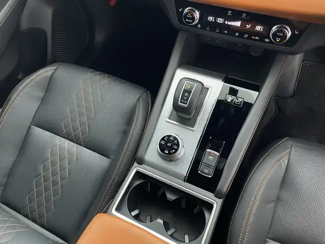 三菱 アウトランダー ＰＨＥＶ P 鹿児島県 2022(令4)年 4.1万km 茶 純正ナビ/（BT/フルセグTV）/パドルシフト/BOSEプレミアムサウンド/アラウンドビューモニター/マイパイロット/ブラインドスポットモニター/電動リアゲート/レザーシート/シートヒーター/パワーシート/ステアリングヒーター/オートライト/オートマチックハイビーム/スマートキー/プッシュスタート/リアサンシェード