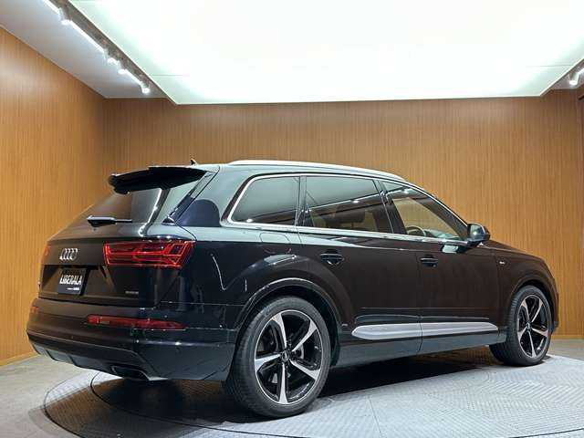 アウディ Ｑ７ 55TFSIクワトロアダプティブエアサスペンション 千葉県 2018(平30)年 4.3万km ディープブラックパールエフェクト ７シーターＰＫＧ　/パノラマＳＲ　/マトリクスＬＥＤ　/黒革シート　/ＡＣＣ　/ナビ　/３６０°　/Ｂｌｕｅｔｏｏｔｈ接続　/電動シート　/シートＨ　/純正２１インチＡＷ　/バーチャルコックピット