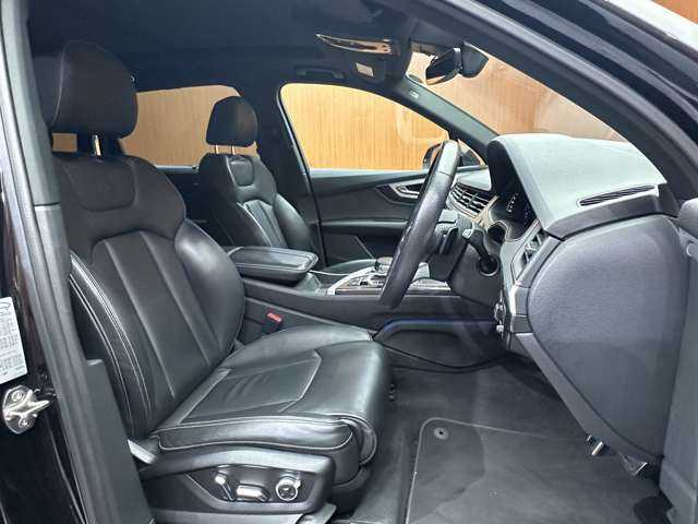 アウディ Ｑ７ 55TFSIクワトロアダプティブエアサスペンション 千葉県 2018(平30)年 4.3万km ディープブラックパールエフェクト ７シーターＰＫＧ　/パノラマＳＲ　/マトリクスＬＥＤ　/黒革シート　/ＡＣＣ　/ナビ　/３６０°　/Ｂｌｕｅｔｏｏｔｈ接続　/電動シート　/シートＨ　/純正２１インチＡＷ　/バーチャルコックピット
