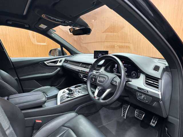 アウディ Ｑ７ 55TFSIクワトロアダプティブエアサスペンション 千葉県 2018(平30)年 4.3万km ディープブラックパールエフェクト ７シーターＰＫＧ　/パノラマＳＲ　/マトリクスＬＥＤ　/黒革シート　/ＡＣＣ　/ナビ　/３６０°　/Ｂｌｕｅｔｏｏｔｈ接続　/電動シート　/シートＨ　/純正２１インチＡＷ　/バーチャルコックピット