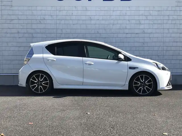 トヨタ アクア G G’s 栃木県 2014(平26)年 8.8万km ライムホワイトパールクリスタルシャイン (株)IDOMが運営する【じしゃロン小山店】の自社ローン対象車両になります。こちらは現金ご利用時の価格です。/自社ローンご希望の方は別途その旨お申付け下さい。//禁煙車/純正フルセグナビ/（CD/DVD/AM/FMラジオ）/(Bluetooth)/スマートキー/プッシュスタート/バックカメラ/ＥＴＣ/シートヒーター/ステアリングリモコン/電動格納ドアミラー/パワーウインドウ/オートライト/防眩ミラー