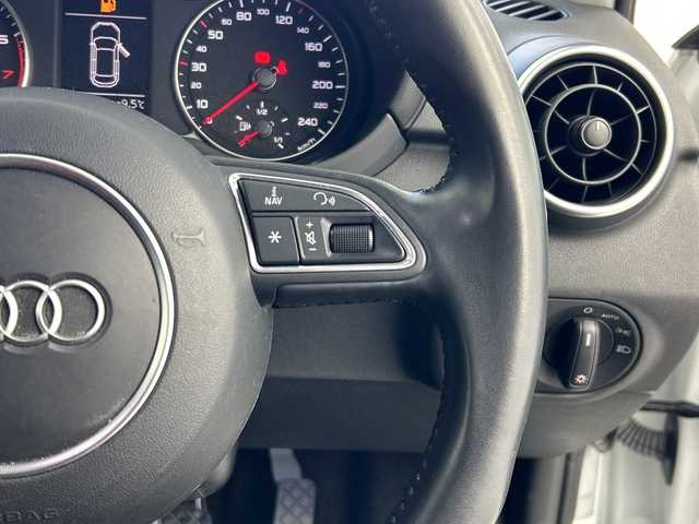 アウディ Ａ１ SB 1．0TFSI 奈良県 2016(平28)年 2.7万km グレイシアホワイトメタリック 純正ナビ/Bluetooth CD フルセグTV/バックカメラ/LEDヘッドライト/純正15インチAW/コーナーセンサー/アイドリングストップ/オートライト/ETC