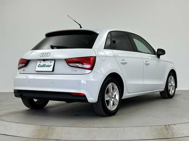 アウディ Ａ１ SB 1．0TFSI 奈良県 2016(平28)年 2.7万km グレイシアホワイトメタリック 純正ナビ/Bluetooth CD フルセグTV/バックカメラ/LEDヘッドライト/純正15インチAW/コーナーセンサー/アイドリングストップ/オートライト/ETC