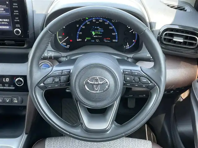 トヨタ ヤリスクロス ハイブリッド Z 道央・札幌 2023(令5)年 3.4万km ブラックマイカ/ブラスゴールドメタリック 2トーン ４WD/ワンオーナー/寒冷地仕様/純正ディスプレイオーディオ/AM/FM/USB/BT/トヨタセーフティセンス/プリクラッシュセーフティ/横滑り防止装置/レーダークルーズコントロール/レーンキープアシスト/クリアランスソナー/ブラインドスポットモニター/パーキングサポートブレーキ/リアクロストラフィックアラート/ロードサインアシスト/パノラミックビューモニター/ビルトインETC2.0/ドライブレコーダー内蔵型自動防眩ミラー/EVMODE/DRIVEMODE切替/ワイパーデアイサー/パワーバックドア/D席パワーシート/前席シートヒーター/ハーフレザーシート/革巻きステアリング/ステアリングリモコン/ハンドルヒーター/電動パーキング/ブレーキホールド/プッシュスタート/スマートキー/LEDヘッドライト/オートライト/オートハイビーム/フォグランプ/電動格納ミラー/ヒーテッドドアミラー/ウィンカーミラー/純正フロアマット/ドアバイザー