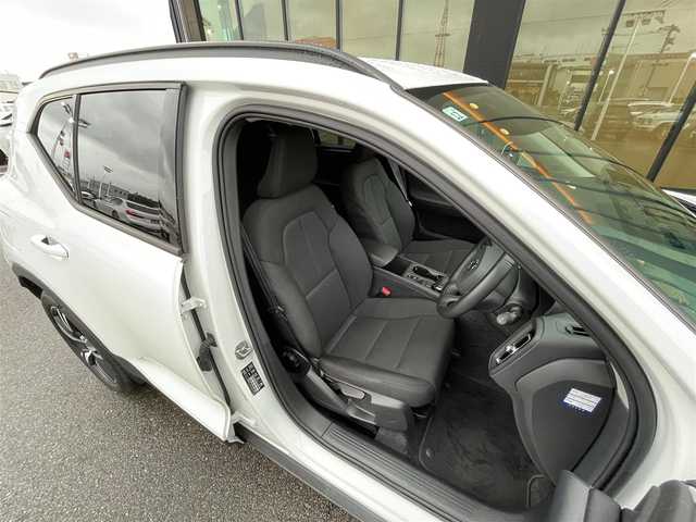 ボルボ ＸＣ４０ T4 石川県 2019(令1)年 3万km 白 衝突軽減ブレーキ/アダプティブクルーズコントロール/ブラインドスポットモニター/レーンキープアシスト/純正ナビ　/ＡｐｐｌｅＣａｒＰｌａｙ/３６０カメラ/クリアランスソナー/ＬＥＤヘッドライト