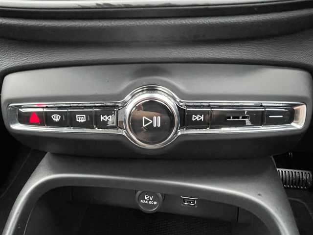 ボルボ ＸＣ４０ T4 石川県 2019(令1)年 3万km 白 衝突軽減ブレーキ/アダプティブクルーズコントロール/ブラインドスポットモニター/レーンキープアシスト/純正ナビ　/ＡｐｐｌｅＣａｒＰｌａｙ/３６０カメラ/クリアランスソナー/ＬＥＤヘッドライト