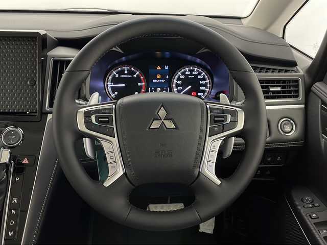 三菱 デリカＤ：５ シャモニー 長野県 2025(令7)年 0.1千km ブラックダイヤモンド 未使用車/4WD/全周囲カメラ/パワーバックドア/クルーズコントロール（追従あり）/レーンキープアシスト/衝突被害軽減システム/BSM/デジタルインナーミラー/パワーシート（D席）/ハーフレザーシート/ステアリングヒーター/パドルシフト/電動パーキングブレーキ/ブレーキオートホールド/LEDヘッドライト/フォグランプ/オートマチックハイビーム/オートライト/18インチ純正アルミホイール/アイドリングストップ/スマートキー/スペアキー（１本）