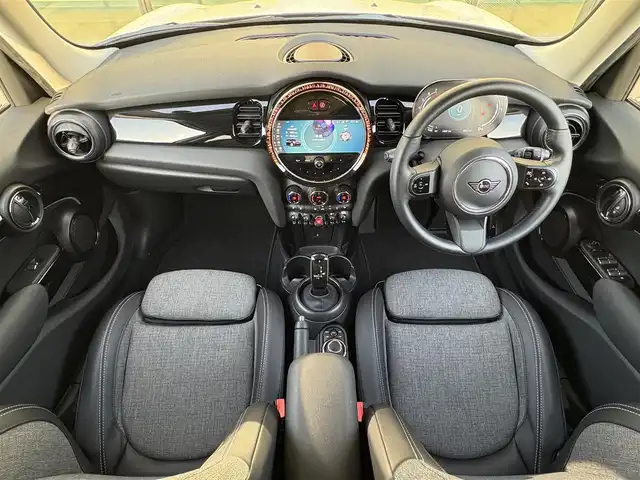 ＭＩＮＩ ＢＭＷ ミニ クーパー クラシックトリム 石川県 2022(令4)年 1.5万km ペッパー・ホワイト メーカーナビ/（FM/AM/CD/Bluetooth）/バックカメラ/パーキングアシスト/衝突軽減/クリアランスソナー/クルーズコントロール/ハーフレザーシート/シートヒーター/ETC/ドライブレコーダー/LEDヘッドライト/純正AW