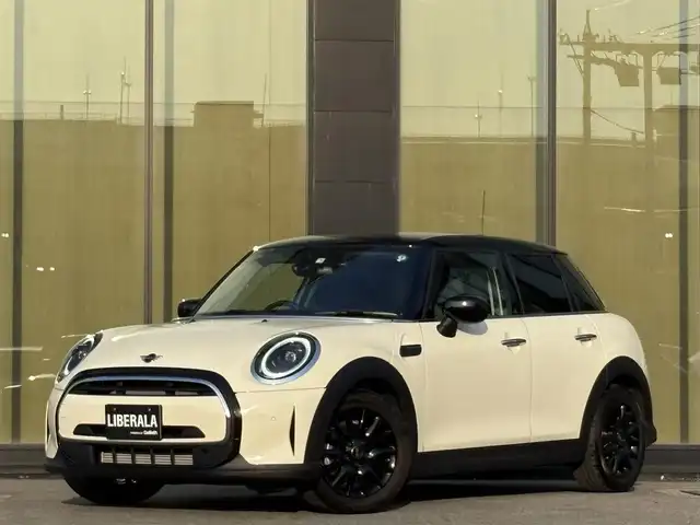 ＭＩＮＩ ＢＭＷ ミニ クーパー クラシックトリム 石川県 2022(令4)年 1.5万km ペッパー・ホワイト メーカーナビ/（FM/AM/CD/Bluetooth）/バックカメラ/パーキングアシスト/衝突軽減/クリアランスソナー/クルーズコントロール/ハーフレザーシート/シートヒーター/ETC/ドライブレコーダー/LEDヘッドライト/純正AW