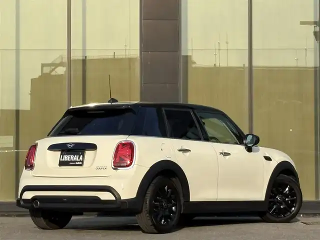 ＭＩＮＩ ＢＭＷ ミニ クーパー クラシックトリム 石川県 2022(令4)年 1.5万km ペッパー・ホワイト メーカーナビ/（FM/AM/CD/Bluetooth）/バックカメラ/パーキングアシスト/衝突軽減/クリアランスソナー/クルーズコントロール/ハーフレザーシート/シートヒーター/ETC/ドライブレコーダー/LEDヘッドライト/純正AW