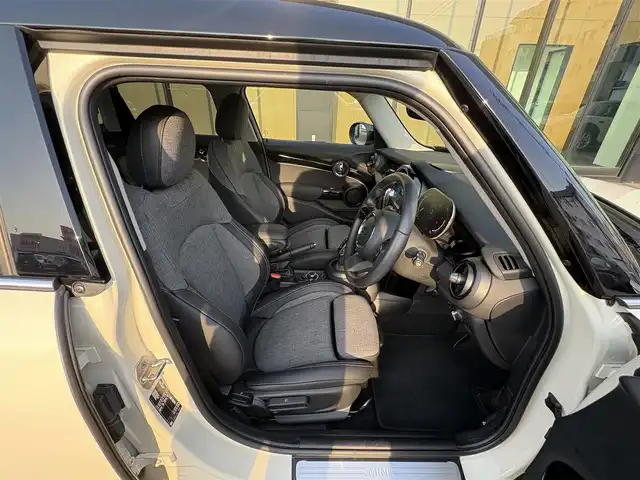 ＭＩＮＩ ＢＭＷ ミニ クーパー クラシックトリム 石川県 2022(令4)年 1.5万km ペッパー・ホワイト メーカーナビ/（FM/AM/CD/Bluetooth）/バックカメラ/パーキングアシスト/衝突軽減/クリアランスソナー/クルーズコントロール/ハーフレザーシート/シートヒーター/ETC/ドライブレコーダー/LEDヘッドライト/純正AW