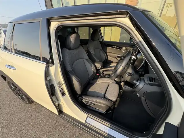 ＭＩＮＩ ＢＭＷ ミニ クーパー クラシックトリム 石川県 2022(令4)年 1.5万km ペッパー・ホワイト メーカーナビ/（FM/AM/CD/Bluetooth）/バックカメラ/パーキングアシスト/衝突軽減/クリアランスソナー/クルーズコントロール/ハーフレザーシート/シートヒーター/ETC/ドライブレコーダー/LEDヘッドライト/純正AW