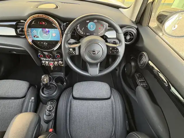 ＭＩＮＩ ＢＭＷ ミニ クーパー クラシックトリム 石川県 2022(令4)年 1.5万km ペッパー・ホワイト メーカーナビ/（FM/AM/CD/Bluetooth）/バックカメラ/パーキングアシスト/衝突軽減/クリアランスソナー/クルーズコントロール/ハーフレザーシート/シートヒーター/ETC/ドライブレコーダー/LEDヘッドライト/純正AW