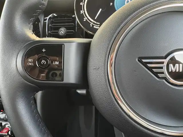 ＭＩＮＩ ＢＭＷ ミニ クーパー クラシックトリム 石川県 2022(令4)年 1.5万km ペッパー・ホワイト メーカーナビ/（FM/AM/CD/Bluetooth）/バックカメラ/パーキングアシスト/衝突軽減/クリアランスソナー/クルーズコントロール/ハーフレザーシート/シートヒーター/ETC/ドライブレコーダー/LEDヘッドライト/純正AW