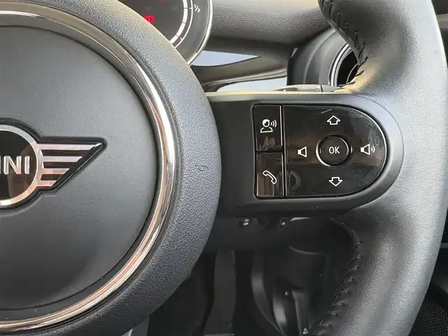 ＭＩＮＩ ＢＭＷ ミニ クーパー クラシックトリム 石川県 2022(令4)年 1.5万km ペッパー・ホワイト メーカーナビ/（FM/AM/CD/Bluetooth）/バックカメラ/パーキングアシスト/衝突軽減/クリアランスソナー/クルーズコントロール/ハーフレザーシート/シートヒーター/ETC/ドライブレコーダー/LEDヘッドライト/純正AW