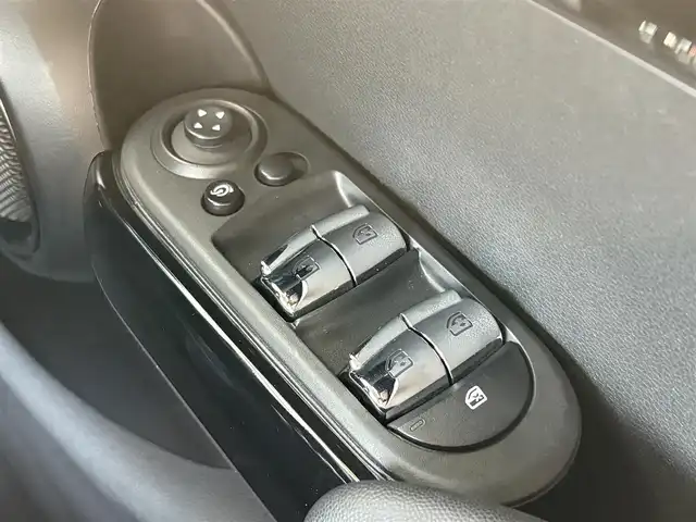 ＭＩＮＩ ＢＭＷ ミニ クーパー クラシックトリム 石川県 2022(令4)年 1.5万km ペッパー・ホワイト メーカーナビ/（FM/AM/CD/Bluetooth）/バックカメラ/パーキングアシスト/衝突軽減/クリアランスソナー/クルーズコントロール/ハーフレザーシート/シートヒーター/ETC/ドライブレコーダー/LEDヘッドライト/純正AW