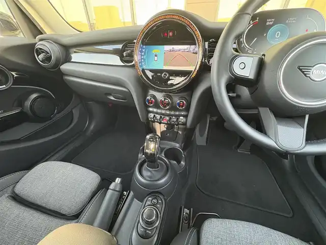 ＭＩＮＩ ＢＭＷ ミニ クーパー クラシックトリム 石川県 2022(令4)年 1.5万km ペッパー・ホワイト メーカーナビ/（FM/AM/CD/Bluetooth）/バックカメラ/パーキングアシスト/衝突軽減/クリアランスソナー/クルーズコントロール/ハーフレザーシート/シートヒーター/ETC/ドライブレコーダー/LEDヘッドライト/純正AW
