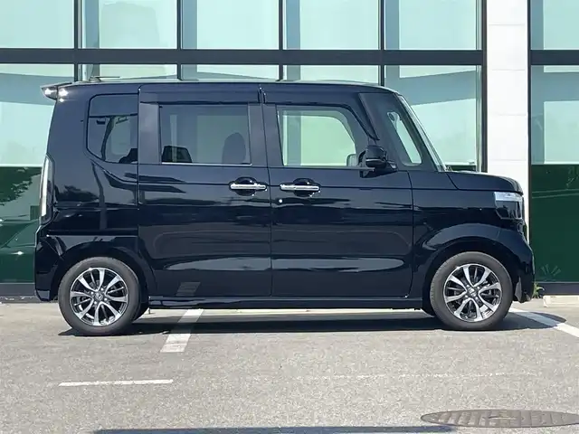 ホンダ Ｎ ＢＯＸ カスタム 和歌山県 2023(令5)年 1.3万km クリスタルブラックパール 純正8インチナビ/バックカメラ/フルセグTV/衝突軽減ブレーキ/レーンキープアシスト/前後コーナーセンサー/オートライト/レーダークルーズコントロール/ビルトインETC/前席シートヒーター/前方ドラレコ/片側パワスラ/純正フロアマット/純正14インチアルミ/ステアリングリモコン/ドアバイザー/ブレーキホールド/プッシュスタート/後席ロール式サンシェード
