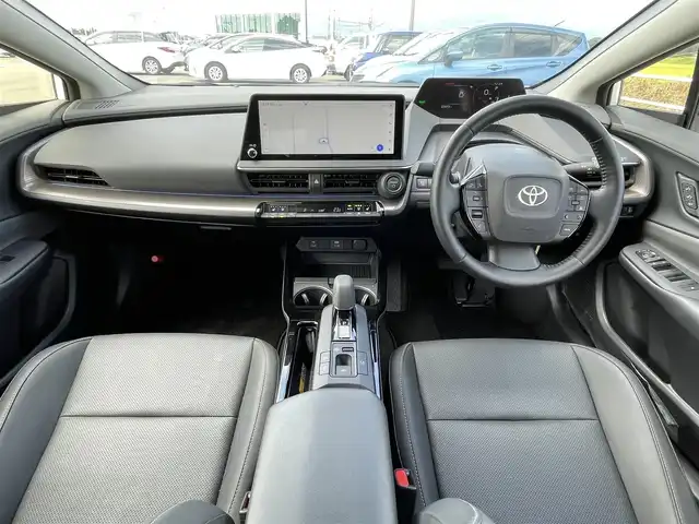 トヨタ プリウス Z 熊本県 2024(令6)年 2.2万km プラチナホワイトパールマイカ ワンオーナー/モデリスタエアロ/純正12.3インチディスプレイ(TV・ナビ機能付)/・AM/FM/USB/Bluetooth/パノラミックビューモニター/ビルトインETC2.0/アドバンストパーク/TVキャンセラー/パワーバックドア/電子パーキングブレーキ/AUTO HOLD機能/100V電源/置くだけ充電/DN席シートヒーター/シートベンチレーション/ISOFIX対応/革巻きステアリング/ステアリングヒーター/ステアリングリモコン/純正19インチアルミホイール/純正LEDヘッドライト/・オートマチックハイビーム/純正フロアマット/純正ドアバイザー/新車保証書/スペアキー１本/トヨタセーフティセンス/・レーダークルーズコントロール/・レーンディパーチャーアラート/・ブラインドスポットモニター/・プリクラッシュセーフティ/・クリアランスソナー/・プロアクティブドライビングアシスト/・リヤクロストラフィックアラート/・後方車両接近告知/・リヤカメラディテクション/・パーキングサポートブレーキ/・安心降車アシスト/・周辺車両接近時サポート/・ロードサインアシスト
