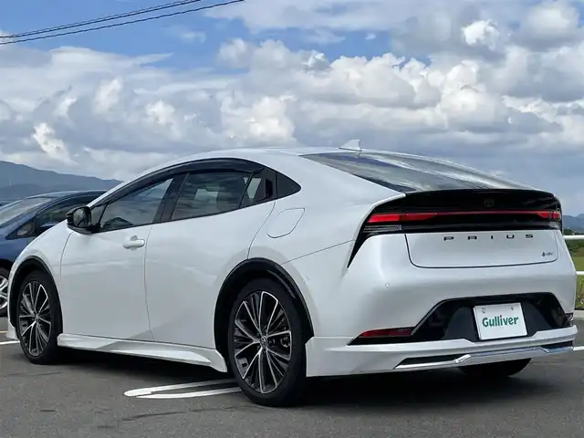 トヨタ プリウス Z 熊本県 2024(令6)年 2.2万km プラチナホワイトパールマイカ ワンオーナー/モデリスタエアロ/純正12.3インチディスプレイ(TV・ナビ機能付)/・AM/FM/USB/Bluetooth/パノラミックビューモニター/ビルトインETC2.0/アドバンストパーク/TVキャンセラー/パワーバックドア/電子パーキングブレーキ/AUTO HOLD機能/100V電源/置くだけ充電/DN席シートヒーター/シートベンチレーション/ISOFIX対応/革巻きステアリング/ステアリングヒーター/ステアリングリモコン/純正19インチアルミホイール/純正LEDヘッドライト/・オートマチックハイビーム/純正フロアマット/純正ドアバイザー/新車保証書/スペアキー１本/トヨタセーフティセンス/・レーダークルーズコントロール/・レーンディパーチャーアラート/・ブラインドスポットモニター/・プリクラッシュセーフティ/・クリアランスソナー/・プロアクティブドライビングアシスト/・リヤクロストラフィックアラート/・後方車両接近告知/・リヤカメラディテクション/・パーキングサポートブレーキ/・安心降車アシスト/・周辺車両接近時サポート/・ロードサインアシスト