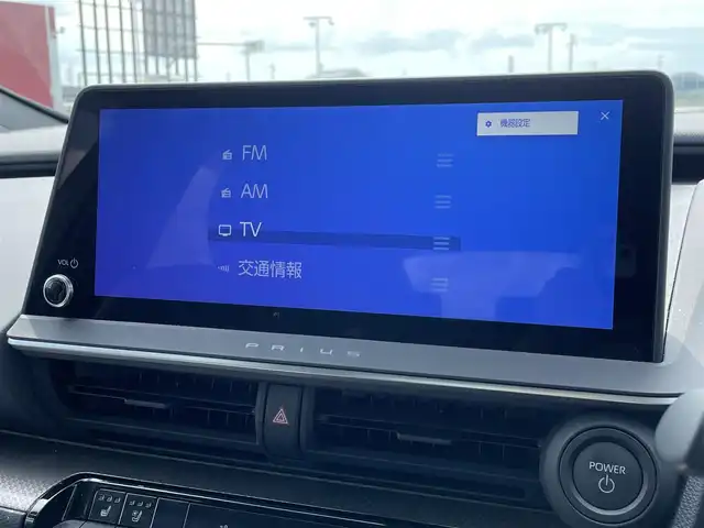 トヨタ プリウス Z 熊本県 2024(令6)年 2.2万km プラチナホワイトパールマイカ ワンオーナー/モデリスタエアロ/純正12.3インチディスプレイ(TV・ナビ機能付)/・AM/FM/USB/Bluetooth/パノラミックビューモニター/ビルトインETC2.0/アドバンストパーク/TVキャンセラー/パワーバックドア/電子パーキングブレーキ/AUTO HOLD機能/100V電源/置くだけ充電/DN席シートヒーター/シートベンチレーション/ISOFIX対応/革巻きステアリング/ステアリングヒーター/ステアリングリモコン/純正19インチアルミホイール/純正LEDヘッドライト/・オートマチックハイビーム/純正フロアマット/純正ドアバイザー/新車保証書/スペアキー１本/トヨタセーフティセンス/・レーダークルーズコントロール/・レーンディパーチャーアラート/・ブラインドスポットモニター/・プリクラッシュセーフティ/・クリアランスソナー/・プロアクティブドライビングアシスト/・リヤクロストラフィックアラート/・後方車両接近告知/・リヤカメラディテクション/・パーキングサポートブレーキ/・安心降車アシスト/・周辺車両接近時サポート/・ロードサインアシスト