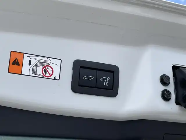 トヨタ プリウス Z 熊本県 2024(令6)年 2.2万km プラチナホワイトパールマイカ ワンオーナー/モデリスタエアロ/純正12.3インチディスプレイ(TV・ナビ機能付)/・AM/FM/USB/Bluetooth/パノラミックビューモニター/ビルトインETC2.0/アドバンストパーク/TVキャンセラー/パワーバックドア/電子パーキングブレーキ/AUTO HOLD機能/100V電源/置くだけ充電/DN席シートヒーター/シートベンチレーション/ISOFIX対応/革巻きステアリング/ステアリングヒーター/ステアリングリモコン/純正19インチアルミホイール/純正LEDヘッドライト/・オートマチックハイビーム/純正フロアマット/純正ドアバイザー/新車保証書/スペアキー１本/トヨタセーフティセンス/・レーダークルーズコントロール/・レーンディパーチャーアラート/・ブラインドスポットモニター/・プリクラッシュセーフティ/・クリアランスソナー/・プロアクティブドライビングアシスト/・リヤクロストラフィックアラート/・後方車両接近告知/・リヤカメラディテクション/・パーキングサポートブレーキ/・安心降車アシスト/・周辺車両接近時サポート/・ロードサインアシスト