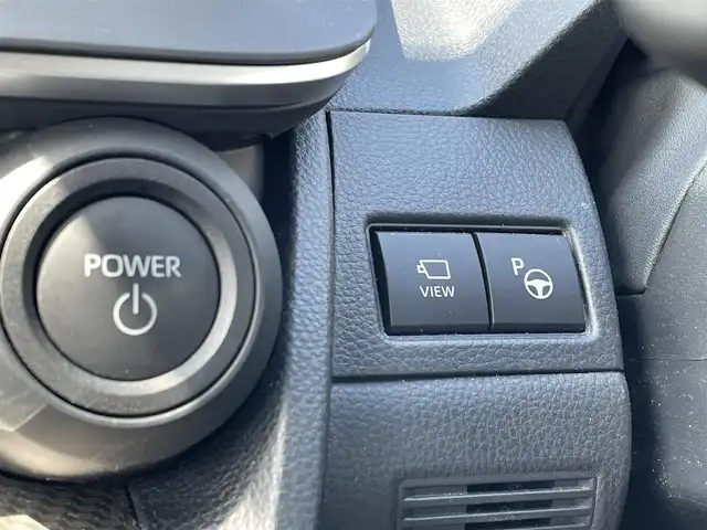 トヨタ プリウス Z 熊本県 2024(令6)年 2.2万km プラチナホワイトパールマイカ ワンオーナー/モデリスタエアロ/純正12.3インチディスプレイ(TV・ナビ機能付)/・AM/FM/USB/Bluetooth/パノラミックビューモニター/ビルトインETC2.0/アドバンストパーク/TVキャンセラー/パワーバックドア/電子パーキングブレーキ/AUTO HOLD機能/100V電源/置くだけ充電/DN席シートヒーター/シートベンチレーション/ISOFIX対応/革巻きステアリング/ステアリングヒーター/ステアリングリモコン/純正19インチアルミホイール/純正LEDヘッドライト/・オートマチックハイビーム/純正フロアマット/純正ドアバイザー/新車保証書/スペアキー１本/トヨタセーフティセンス/・レーダークルーズコントロール/・レーンディパーチャーアラート/・ブラインドスポットモニター/・プリクラッシュセーフティ/・クリアランスソナー/・プロアクティブドライビングアシスト/・リヤクロストラフィックアラート/・後方車両接近告知/・リヤカメラディテクション/・パーキングサポートブレーキ/・安心降車アシスト/・周辺車両接近時サポート/・ロードサインアシスト