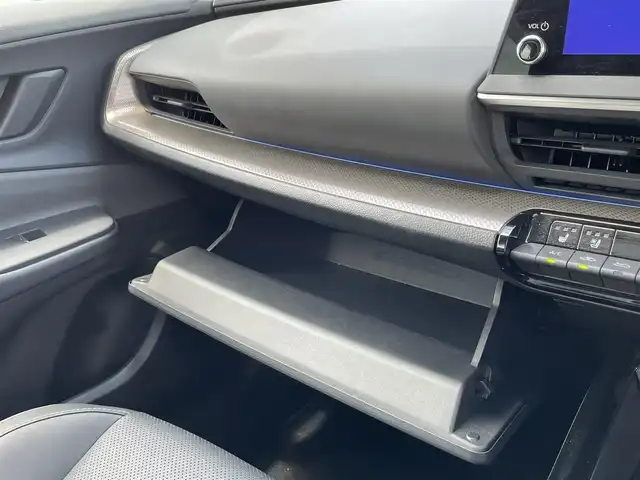 トヨタ プリウス Z 熊本県 2024(令6)年 2.2万km プラチナホワイトパールマイカ ワンオーナー/モデリスタエアロ/純正12.3インチディスプレイ(TV・ナビ機能付)/・AM/FM/USB/Bluetooth/パノラミックビューモニター/ビルトインETC2.0/アドバンストパーク/TVキャンセラー/パワーバックドア/電子パーキングブレーキ/AUTO HOLD機能/100V電源/置くだけ充電/DN席シートヒーター/シートベンチレーション/ISOFIX対応/革巻きステアリング/ステアリングヒーター/ステアリングリモコン/純正19インチアルミホイール/純正LEDヘッドライト/・オートマチックハイビーム/純正フロアマット/純正ドアバイザー/新車保証書/スペアキー１本/トヨタセーフティセンス/・レーダークルーズコントロール/・レーンディパーチャーアラート/・ブラインドスポットモニター/・プリクラッシュセーフティ/・クリアランスソナー/・プロアクティブドライビングアシスト/・リヤクロストラフィックアラート/・後方車両接近告知/・リヤカメラディテクション/・パーキングサポートブレーキ/・安心降車アシスト/・周辺車両接近時サポート/・ロードサインアシスト