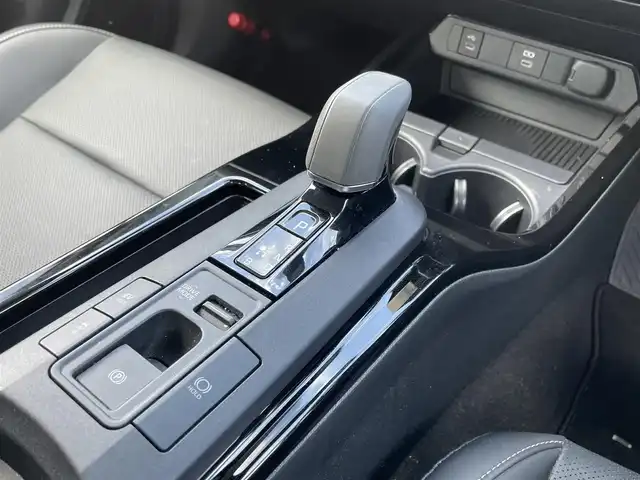 トヨタ プリウス Z 熊本県 2024(令6)年 2.2万km プラチナホワイトパールマイカ ワンオーナー/モデリスタエアロ/純正12.3インチディスプレイ(TV・ナビ機能付)/・AM/FM/USB/Bluetooth/パノラミックビューモニター/ビルトインETC2.0/アドバンストパーク/TVキャンセラー/パワーバックドア/電子パーキングブレーキ/AUTO HOLD機能/100V電源/置くだけ充電/DN席シートヒーター/シートベンチレーション/ISOFIX対応/革巻きステアリング/ステアリングヒーター/ステアリングリモコン/純正19インチアルミホイール/純正LEDヘッドライト/・オートマチックハイビーム/純正フロアマット/純正ドアバイザー/新車保証書/スペアキー１本/トヨタセーフティセンス/・レーダークルーズコントロール/・レーンディパーチャーアラート/・ブラインドスポットモニター/・プリクラッシュセーフティ/・クリアランスソナー/・プロアクティブドライビングアシスト/・リヤクロストラフィックアラート/・後方車両接近告知/・リヤカメラディテクション/・パーキングサポートブレーキ/・安心降車アシスト/・周辺車両接近時サポート/・ロードサインアシスト