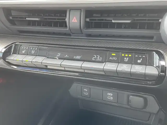 トヨタ プリウス Z 熊本県 2024(令6)年 2.2万km プラチナホワイトパールマイカ ワンオーナー/モデリスタエアロ/純正12.3インチディスプレイ(TV・ナビ機能付)/・AM/FM/USB/Bluetooth/パノラミックビューモニター/ビルトインETC2.0/アドバンストパーク/TVキャンセラー/パワーバックドア/電子パーキングブレーキ/AUTO HOLD機能/100V電源/置くだけ充電/DN席シートヒーター/シートベンチレーション/ISOFIX対応/革巻きステアリング/ステアリングヒーター/ステアリングリモコン/純正19インチアルミホイール/純正LEDヘッドライト/・オートマチックハイビーム/純正フロアマット/純正ドアバイザー/新車保証書/スペアキー１本/トヨタセーフティセンス/・レーダークルーズコントロール/・レーンディパーチャーアラート/・ブラインドスポットモニター/・プリクラッシュセーフティ/・クリアランスソナー/・プロアクティブドライビングアシスト/・リヤクロストラフィックアラート/・後方車両接近告知/・リヤカメラディテクション/・パーキングサポートブレーキ/・安心降車アシスト/・周辺車両接近時サポート/・ロードサインアシスト