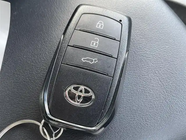 トヨタ プリウス Z 熊本県 2024(令6)年 2.2万km プラチナホワイトパールマイカ ワンオーナー/モデリスタエアロ/純正12.3インチディスプレイ(TV・ナビ機能付)/・AM/FM/USB/Bluetooth/パノラミックビューモニター/ビルトインETC2.0/アドバンストパーク/TVキャンセラー/パワーバックドア/電子パーキングブレーキ/AUTO HOLD機能/100V電源/置くだけ充電/DN席シートヒーター/シートベンチレーション/ISOFIX対応/革巻きステアリング/ステアリングヒーター/ステアリングリモコン/純正19インチアルミホイール/純正LEDヘッドライト/・オートマチックハイビーム/純正フロアマット/純正ドアバイザー/新車保証書/スペアキー１本/トヨタセーフティセンス/・レーダークルーズコントロール/・レーンディパーチャーアラート/・ブラインドスポットモニター/・プリクラッシュセーフティ/・クリアランスソナー/・プロアクティブドライビングアシスト/・リヤクロストラフィックアラート/・後方車両接近告知/・リヤカメラディテクション/・パーキングサポートブレーキ/・安心降車アシスト/・周辺車両接近時サポート/・ロードサインアシスト