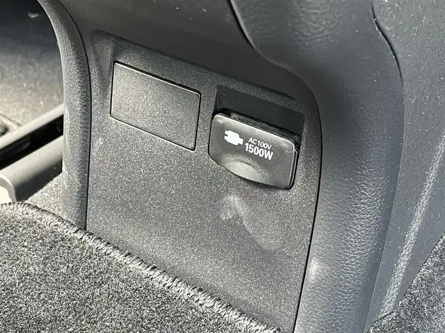 トヨタ プリウス Z 熊本県 2024(令6)年 2.2万km プラチナホワイトパールマイカ ワンオーナー/モデリスタエアロ/純正12.3インチディスプレイ(TV・ナビ機能付)/・AM/FM/USB/Bluetooth/パノラミックビューモニター/ビルトインETC2.0/アドバンストパーク/TVキャンセラー/パワーバックドア/電子パーキングブレーキ/AUTO HOLD機能/100V電源/置くだけ充電/DN席シートヒーター/シートベンチレーション/ISOFIX対応/革巻きステアリング/ステアリングヒーター/ステアリングリモコン/純正19インチアルミホイール/純正LEDヘッドライト/・オートマチックハイビーム/純正フロアマット/純正ドアバイザー/新車保証書/スペアキー１本/トヨタセーフティセンス/・レーダークルーズコントロール/・レーンディパーチャーアラート/・ブラインドスポットモニター/・プリクラッシュセーフティ/・クリアランスソナー/・プロアクティブドライビングアシスト/・リヤクロストラフィックアラート/・後方車両接近告知/・リヤカメラディテクション/・パーキングサポートブレーキ/・安心降車アシスト/・周辺車両接近時サポート/・ロードサインアシスト