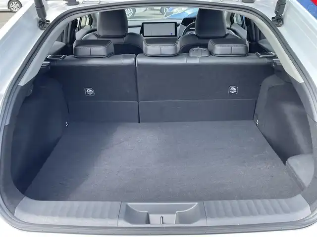 トヨタ プリウス Z 熊本県 2024(令6)年 2.2万km プラチナホワイトパールマイカ ワンオーナー/モデリスタエアロ/純正12.3インチディスプレイ(TV・ナビ機能付)/・AM/FM/USB/Bluetooth/パノラミックビューモニター/ビルトインETC2.0/アドバンストパーク/TVキャンセラー/パワーバックドア/電子パーキングブレーキ/AUTO HOLD機能/100V電源/置くだけ充電/DN席シートヒーター/シートベンチレーション/ISOFIX対応/革巻きステアリング/ステアリングヒーター/ステアリングリモコン/純正19インチアルミホイール/純正LEDヘッドライト/・オートマチックハイビーム/純正フロアマット/純正ドアバイザー/新車保証書/スペアキー１本/トヨタセーフティセンス/・レーダークルーズコントロール/・レーンディパーチャーアラート/・ブラインドスポットモニター/・プリクラッシュセーフティ/・クリアランスソナー/・プロアクティブドライビングアシスト/・リヤクロストラフィックアラート/・後方車両接近告知/・リヤカメラディテクション/・パーキングサポートブレーキ/・安心降車アシスト/・周辺車両接近時サポート/・ロードサインアシスト