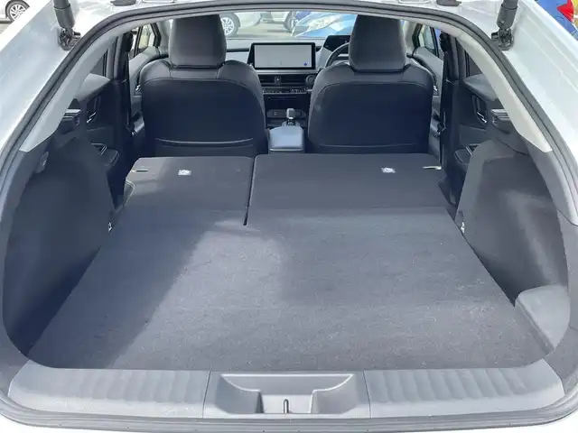 トヨタ プリウス Z 熊本県 2024(令6)年 2.2万km プラチナホワイトパールマイカ ワンオーナー/モデリスタエアロ/純正12.3インチディスプレイ(TV・ナビ機能付)/・AM/FM/USB/Bluetooth/パノラミックビューモニター/ビルトインETC2.0/アドバンストパーク/TVキャンセラー/パワーバックドア/電子パーキングブレーキ/AUTO HOLD機能/100V電源/置くだけ充電/DN席シートヒーター/シートベンチレーション/ISOFIX対応/革巻きステアリング/ステアリングヒーター/ステアリングリモコン/純正19インチアルミホイール/純正LEDヘッドライト/・オートマチックハイビーム/純正フロアマット/純正ドアバイザー/新車保証書/スペアキー１本/トヨタセーフティセンス/・レーダークルーズコントロール/・レーンディパーチャーアラート/・ブラインドスポットモニター/・プリクラッシュセーフティ/・クリアランスソナー/・プロアクティブドライビングアシスト/・リヤクロストラフィックアラート/・後方車両接近告知/・リヤカメラディテクション/・パーキングサポートブレーキ/・安心降車アシスト/・周辺車両接近時サポート/・ロードサインアシスト