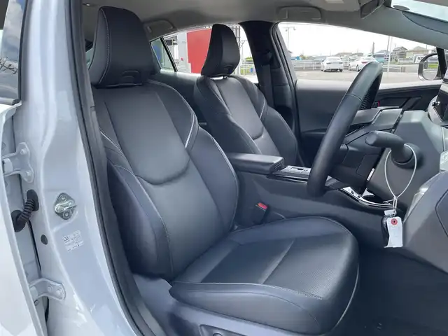 トヨタ プリウス Z 熊本県 2024(令6)年 2.2万km プラチナホワイトパールマイカ ワンオーナー/モデリスタエアロ/純正12.3インチディスプレイ(TV・ナビ機能付)/・AM/FM/USB/Bluetooth/パノラミックビューモニター/ビルトインETC2.0/アドバンストパーク/TVキャンセラー/パワーバックドア/電子パーキングブレーキ/AUTO HOLD機能/100V電源/置くだけ充電/DN席シートヒーター/シートベンチレーション/ISOFIX対応/革巻きステアリング/ステアリングヒーター/ステアリングリモコン/純正19インチアルミホイール/純正LEDヘッドライト/・オートマチックハイビーム/純正フロアマット/純正ドアバイザー/新車保証書/スペアキー１本/トヨタセーフティセンス/・レーダークルーズコントロール/・レーンディパーチャーアラート/・ブラインドスポットモニター/・プリクラッシュセーフティ/・クリアランスソナー/・プロアクティブドライビングアシスト/・リヤクロストラフィックアラート/・後方車両接近告知/・リヤカメラディテクション/・パーキングサポートブレーキ/・安心降車アシスト/・周辺車両接近時サポート/・ロードサインアシスト