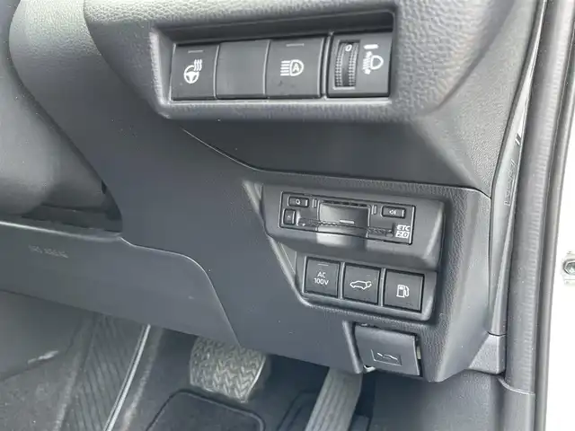 トヨタ プリウス Z 熊本県 2024(令6)年 2.2万km プラチナホワイトパールマイカ ワンオーナー/モデリスタエアロ/純正12.3インチディスプレイ(TV・ナビ機能付)/・AM/FM/USB/Bluetooth/パノラミックビューモニター/ビルトインETC2.0/アドバンストパーク/TVキャンセラー/パワーバックドア/電子パーキングブレーキ/AUTO HOLD機能/100V電源/置くだけ充電/DN席シートヒーター/シートベンチレーション/ISOFIX対応/革巻きステアリング/ステアリングヒーター/ステアリングリモコン/純正19インチアルミホイール/純正LEDヘッドライト/・オートマチックハイビーム/純正フロアマット/純正ドアバイザー/新車保証書/スペアキー１本/トヨタセーフティセンス/・レーダークルーズコントロール/・レーンディパーチャーアラート/・ブラインドスポットモニター/・プリクラッシュセーフティ/・クリアランスソナー/・プロアクティブドライビングアシスト/・リヤクロストラフィックアラート/・後方車両接近告知/・リヤカメラディテクション/・パーキングサポートブレーキ/・安心降車アシスト/・周辺車両接近時サポート/・ロードサインアシスト