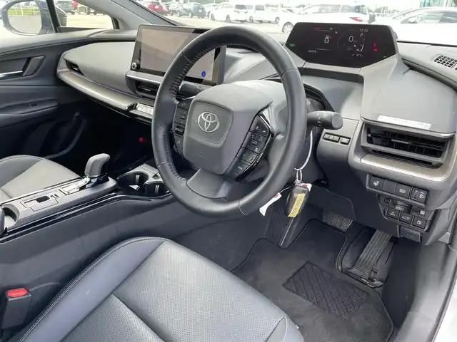 トヨタ プリウス Z 熊本県 2024(令6)年 2.2万km プラチナホワイトパールマイカ ワンオーナー/モデリスタエアロ/純正12.3インチディスプレイ(TV・ナビ機能付)/・AM/FM/USB/Bluetooth/パノラミックビューモニター/ビルトインETC2.0/アドバンストパーク/TVキャンセラー/パワーバックドア/電子パーキングブレーキ/AUTO HOLD機能/100V電源/置くだけ充電/DN席シートヒーター/シートベンチレーション/ISOFIX対応/革巻きステアリング/ステアリングヒーター/ステアリングリモコン/純正19インチアルミホイール/純正LEDヘッドライト/・オートマチックハイビーム/純正フロアマット/純正ドアバイザー/新車保証書/スペアキー１本/トヨタセーフティセンス/・レーダークルーズコントロール/・レーンディパーチャーアラート/・ブラインドスポットモニター/・プリクラッシュセーフティ/・クリアランスソナー/・プロアクティブドライビングアシスト/・リヤクロストラフィックアラート/・後方車両接近告知/・リヤカメラディテクション/・パーキングサポートブレーキ/・安心降車アシスト/・周辺車両接近時サポート/・ロードサインアシスト