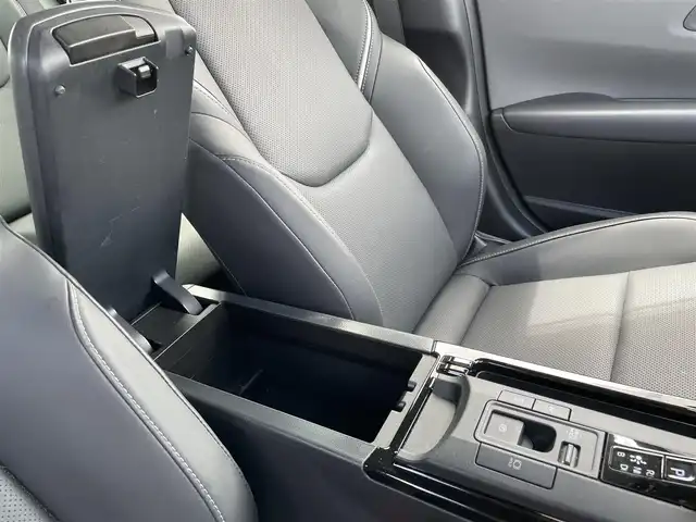 トヨタ プリウス Z 熊本県 2024(令6)年 2.2万km プラチナホワイトパールマイカ ワンオーナー/モデリスタエアロ/純正12.3インチディスプレイ(TV・ナビ機能付)/・AM/FM/USB/Bluetooth/パノラミックビューモニター/ビルトインETC2.0/アドバンストパーク/TVキャンセラー/パワーバックドア/電子パーキングブレーキ/AUTO HOLD機能/100V電源/置くだけ充電/DN席シートヒーター/シートベンチレーション/ISOFIX対応/革巻きステアリング/ステアリングヒーター/ステアリングリモコン/純正19インチアルミホイール/純正LEDヘッドライト/・オートマチックハイビーム/純正フロアマット/純正ドアバイザー/新車保証書/スペアキー１本/トヨタセーフティセンス/・レーダークルーズコントロール/・レーンディパーチャーアラート/・ブラインドスポットモニター/・プリクラッシュセーフティ/・クリアランスソナー/・プロアクティブドライビングアシスト/・リヤクロストラフィックアラート/・後方車両接近告知/・リヤカメラディテクション/・パーキングサポートブレーキ/・安心降車アシスト/・周辺車両接近時サポート/・ロードサインアシスト