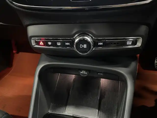 ボルボ ＸＣ４０ B4 AWD Rデザイン 群馬県 2021(令3)年 2.4万km クリスタルホワイトP ワンオーナー/harman/kardonスピーカー/19インチAW/純正ナビ/CarPlay/ハーフレザーシート/パワーシート/シートヒーター/LEDライト/スマートキー/フルセグTV/ETC2.0