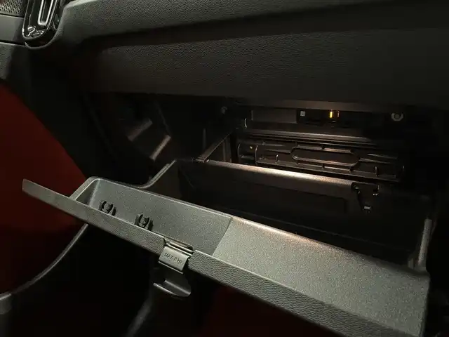 ボルボ ＸＣ４０ B4 AWD Rデザイン 群馬県 2021(令3)年 2.4万km クリスタルホワイトP ワンオーナー/harman/kardonスピーカー/19インチAW/純正ナビ/CarPlay/ハーフレザーシート/パワーシート/シートヒーター/LEDライト/スマートキー/フルセグTV/ETC2.0