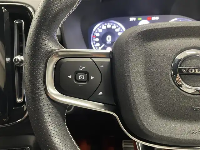 ボルボ ＸＣ４０ B4 AWD Rデザイン 群馬県 2021(令3)年 2.4万km クリスタルホワイトP ワンオーナー/harman/kardonスピーカー/19インチAW/純正ナビ/CarPlay/ハーフレザーシート/パワーシート/シートヒーター/LEDライト/スマートキー/フルセグTV/ETC2.0