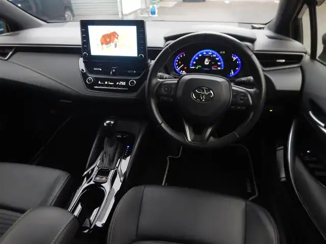 トヨタ カローラツーリング ハイブリッド ダブルバイビー 静岡県 2020(令2)年 2.4万km ブラックマイカ ワンオーナー/新車保証書/取扱説明書/PCS（プリクラッシュセーフティー）/LTA(レーントレーシングアシスト)/BSM(ブラインドスポットモニター)/RCTA(リヤクロストラフィックアラート)/PKSB(パーキングサポートブレーキ)/RSA( ロードサインアシスト)/追従クルーズコントロール/前後クリアランスソナー/オートライト/オートハイビーム/ステアリングヒーター/前席シートヒーター/ハーフレザーシート/本革ステアリング/純正ナビゲーション/・FM/・AM/・USB/・Miracast/・Bluetooth接続/・地デジフルセグ/ビルトインETC/プッシュスタート/スマートキー×2/純正フロアマット/純正ドアバイザー/純正17インチアルミ