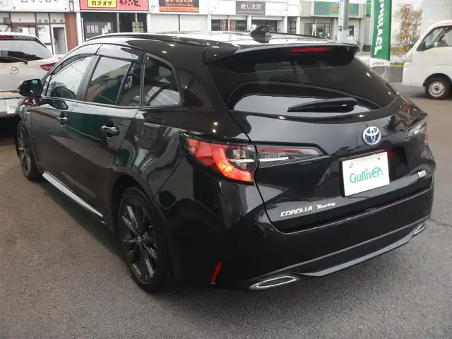 トヨタ カローラツーリング ハイブリッド ダブルバイビー 静岡県 2020(令2)年 2.4万km ブラックマイカ ワンオーナー/新車保証書/取扱説明書/PCS（プリクラッシュセーフティー）/LTA(レーントレーシングアシスト)/BSM(ブラインドスポットモニター)/RCTA(リヤクロストラフィックアラート)/PKSB(パーキングサポートブレーキ)/RSA( ロードサインアシスト)/追従クルーズコントロール/前後クリアランスソナー/オートライト/オートハイビーム/ステアリングヒーター/前席シートヒーター/ハーフレザーシート/本革ステアリング/純正ナビゲーション/・FM/・AM/・USB/・Miracast/・Bluetooth接続/・地デジフルセグ/ビルトインETC/プッシュスタート/スマートキー×2/純正フロアマット/純正ドアバイザー/純正17インチアルミ