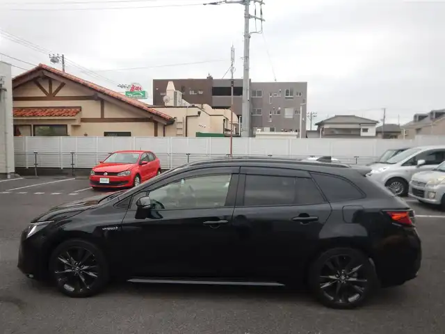 トヨタ カローラツーリング ハイブリッド ダブルバイビー 静岡県 2020(令2)年 2.4万km ブラックマイカ ワンオーナー/新車保証書/取扱説明書/PCS（プリクラッシュセーフティー）/LTA(レーントレーシングアシスト)/BSM(ブラインドスポットモニター)/RCTA(リヤクロストラフィックアラート)/PKSB(パーキングサポートブレーキ)/RSA( ロードサインアシスト)/追従クルーズコントロール/前後クリアランスソナー/オートライト/オートハイビーム/ステアリングヒーター/前席シートヒーター/ハーフレザーシート/本革ステアリング/純正ナビゲーション/・FM/・AM/・USB/・Miracast/・Bluetooth接続/・地デジフルセグ/ビルトインETC/プッシュスタート/スマートキー×2/純正フロアマット/純正ドアバイザー/純正17インチアルミ